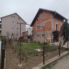 kuće   Beograd  Ledine    Cvetna