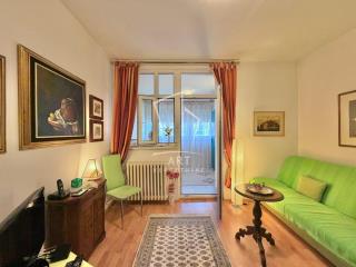 stanovi   Beograd  Konjarnik    Ustanička