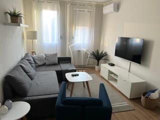 stanovi   Beograd  Hotel Yu i Stari merkator    Klare Cetkin