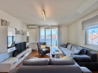 stanovi   Beograd  Petlovo Brdo    Tuzlanska