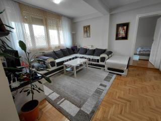 stanovi   Beograd  Labudovo Brdo    Sretena Mladenovića Mike