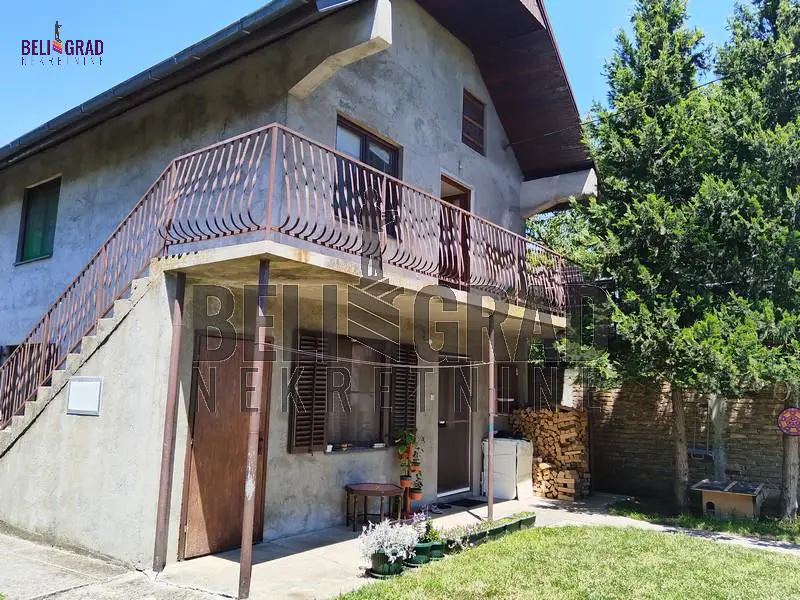 Beograd Surčin  uknjizeni kuće 260000 evra 