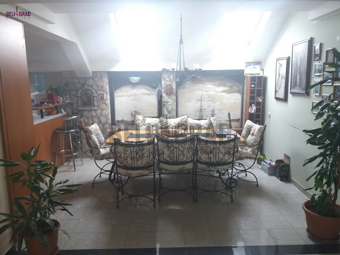 Petosoban stanovi Zemun Zemun centar 320000 evra 