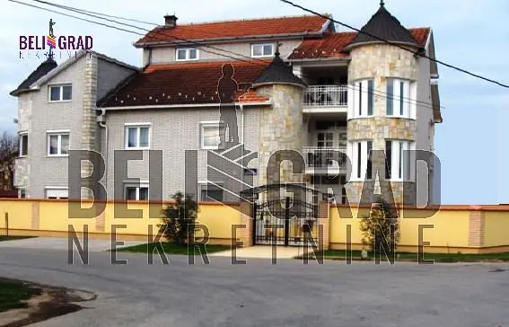 Beograd Zemun  uknjizeni kuće 620000 evra 