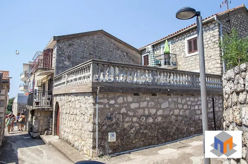 Budva BECICI  uknjizeni kuće 450000 evra 