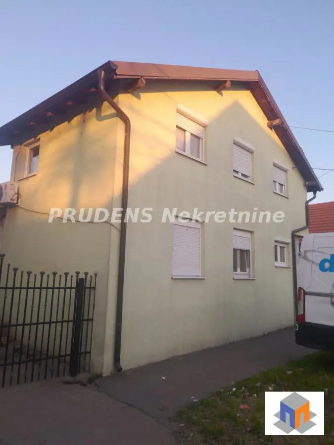 Beograd Surčin  uknjizeni kuće 128000 evra 