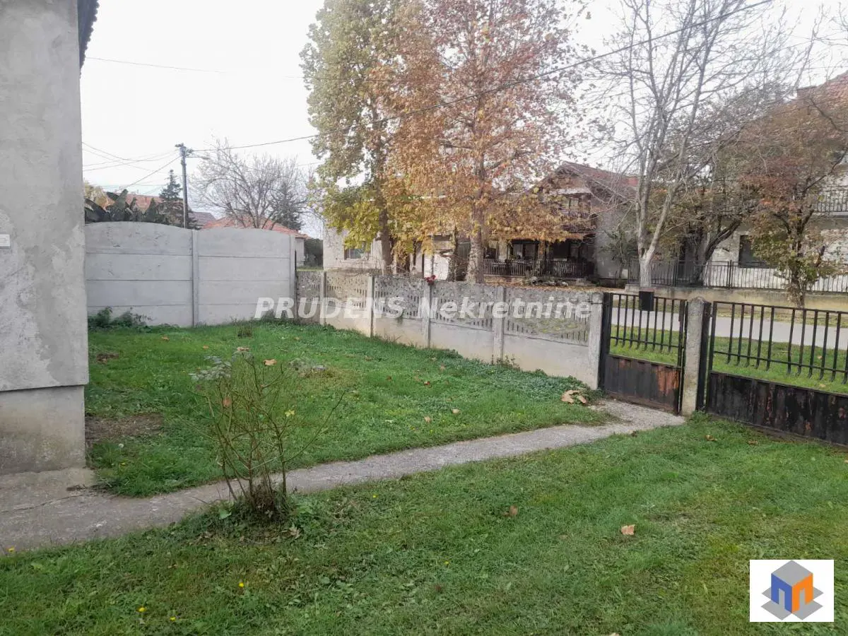Beograd Surčin  uknjizeni kuće 110000 evra 