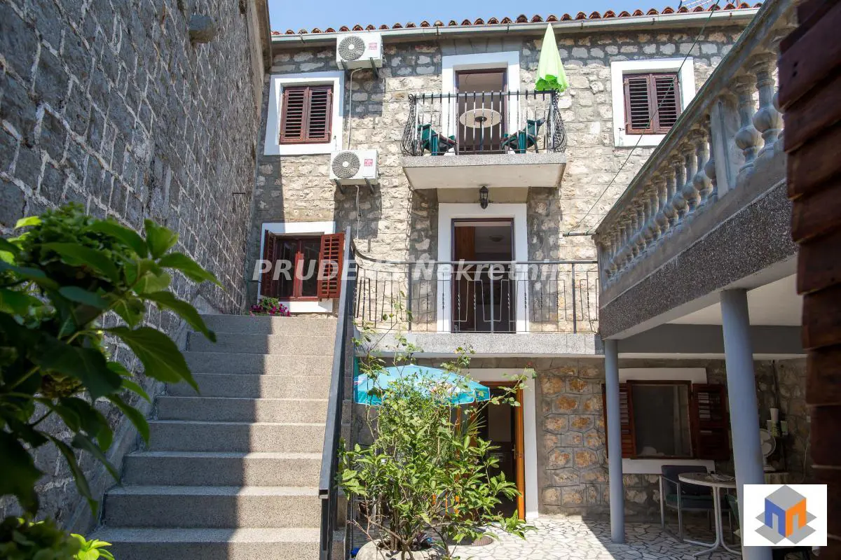 Budva BECICI  uknjizeni kuće 450000 evra 