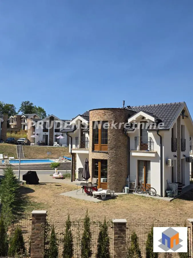  uknjizeni  novogradnja kuće Širi centar - 124000 evra 