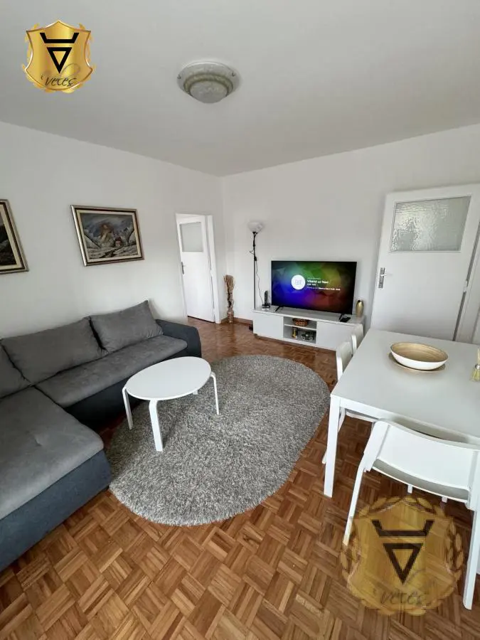 Trosoban stanovi Savski venac Dedinje 850 evra 