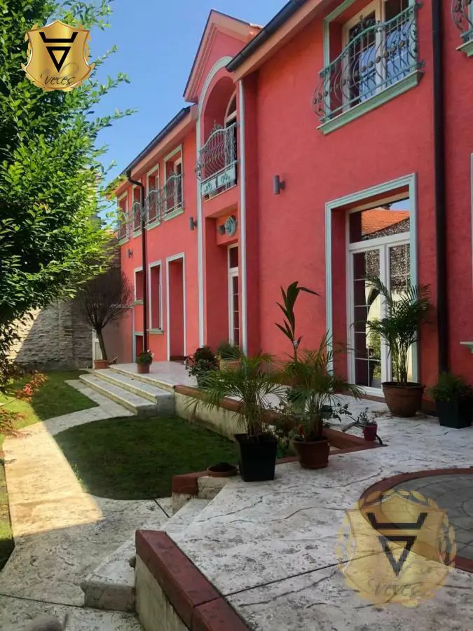 kuće Centar - 4000 evra 