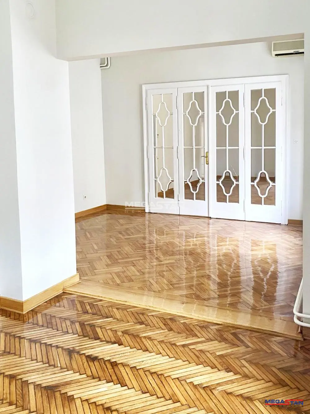 Petoiposoban stanovi Stari Grad Knez Mihailova i Studentski trg 990000 evra 