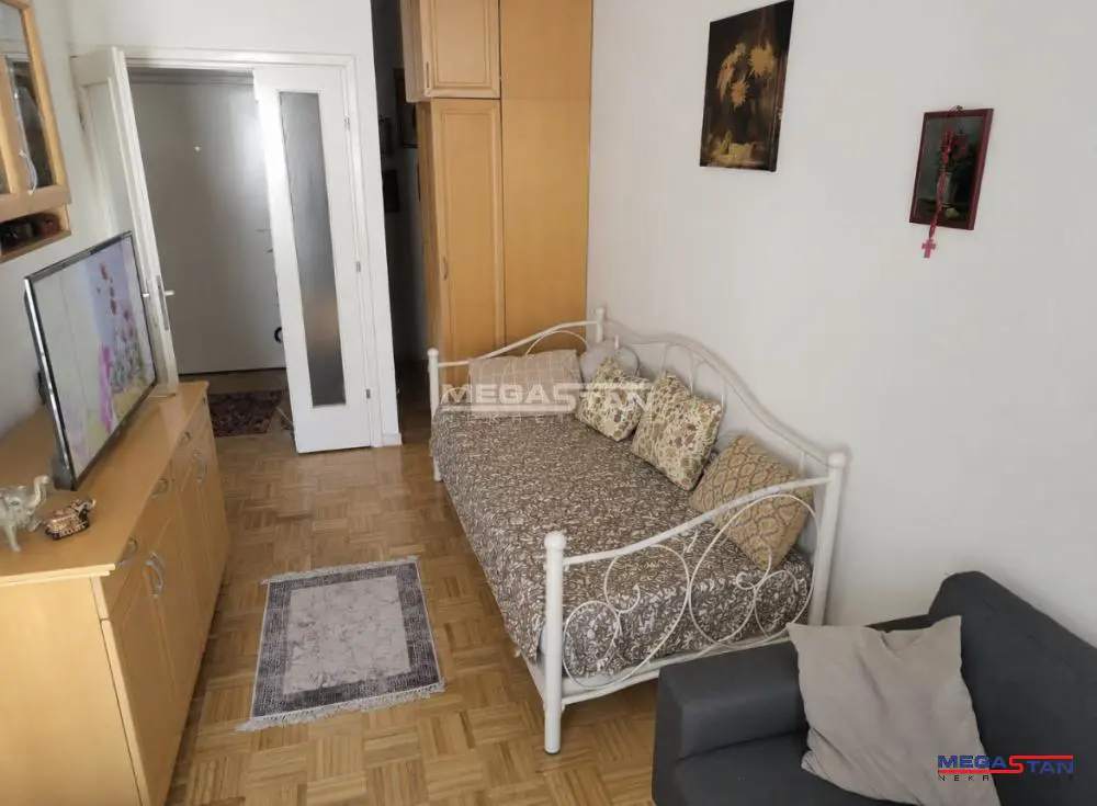 SREMSKI OKRUG Stara Pazova Garsonjera stanovi 54000 evra 