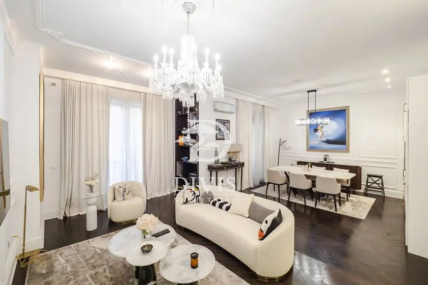 Trosoban stanovi Stari Grad Knez Mihailova i Studentski trg 4000 evra 