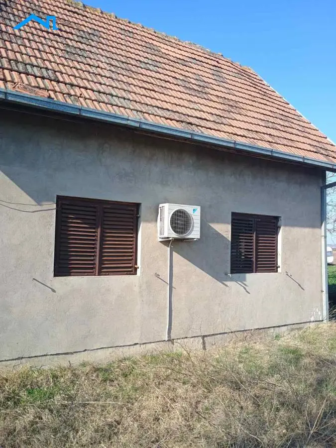 Indjija Indjija  uknjizeni kuće 45000 evra 