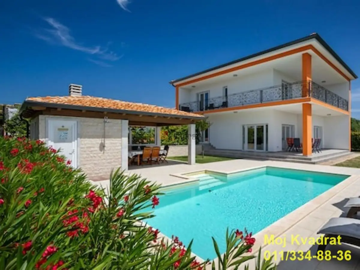 Buje Kaštel  uknjizeni kuće 720000 evra 