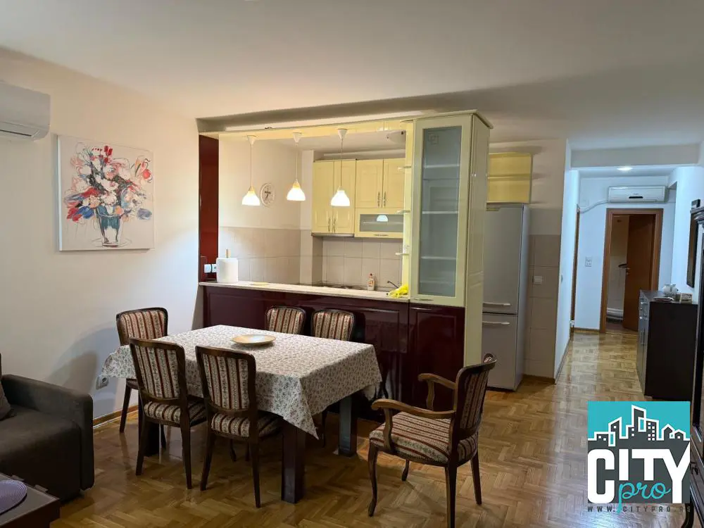 Trosoban stanovi Zvezdara Đeram 650 evra 