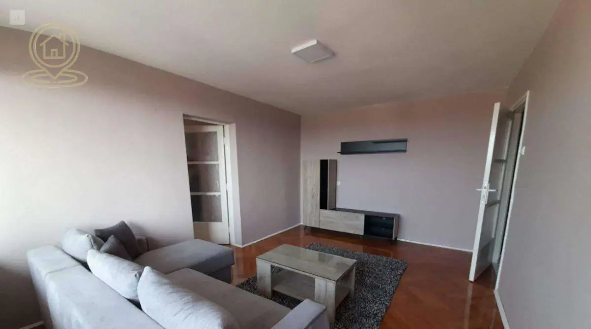 Trosoban stanovi Centar - 450 evra 