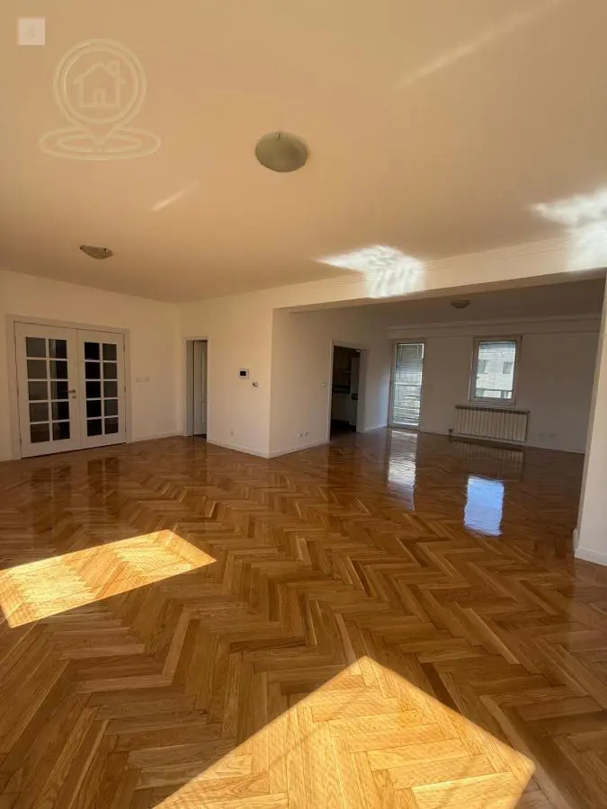 Četvorosoban stanovi Vračar Hram 1650 evra 