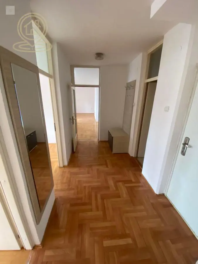 Trosoban stanovi Centar - 400 evra 