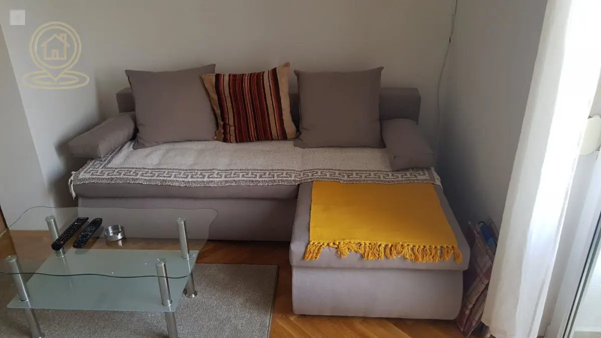 Garsonjera stanovi Detelinara - 300 evra 