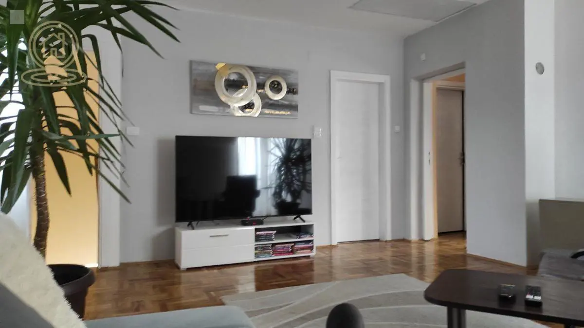  uknjizeni kuće Petrovaradin - 360500 evra 