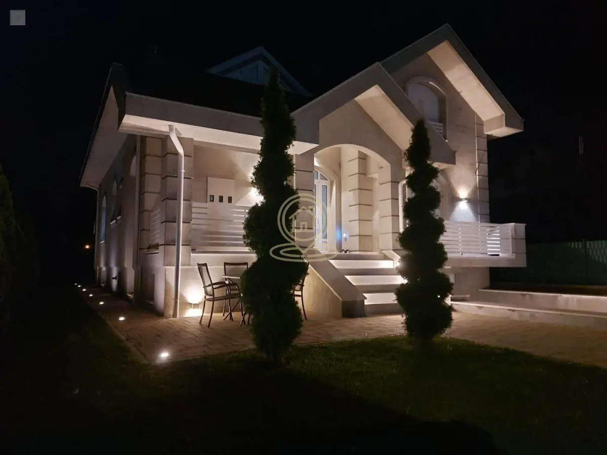  uknjizeni kuće Centar - 555900 evra 