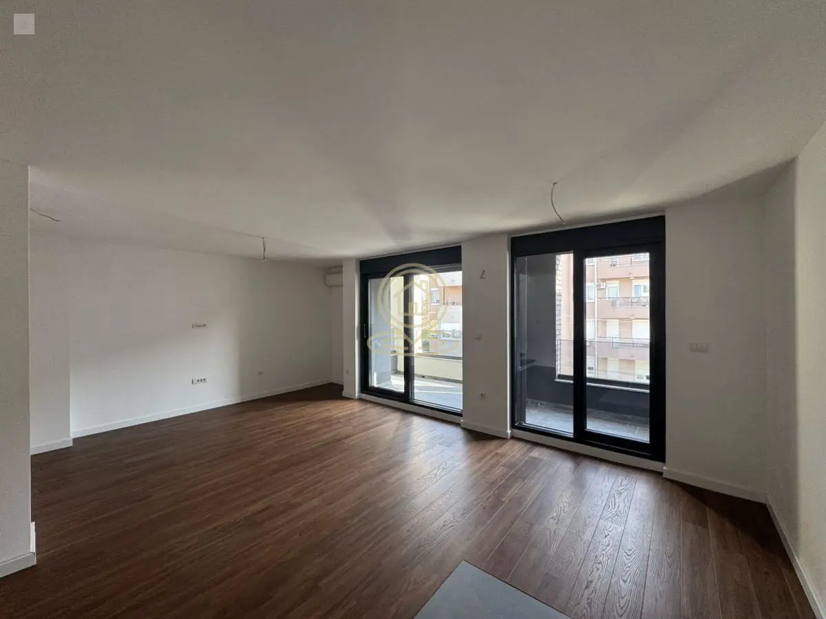 Novi Sad Bulevar Evrope  novogradnja  uknjizeni Šestosoban stanovi 374544 evra 