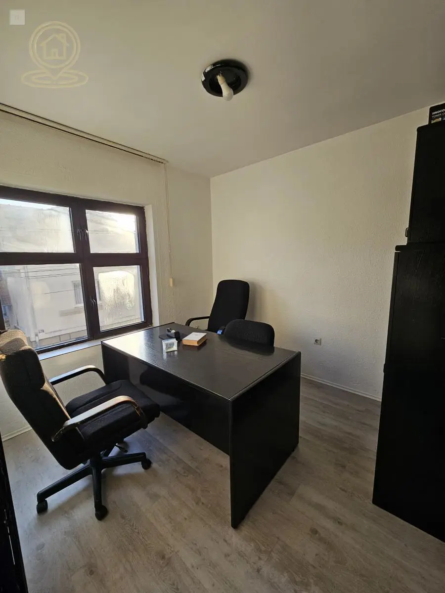  uknjizeni poslovni prostor Centar - 1350 evra 