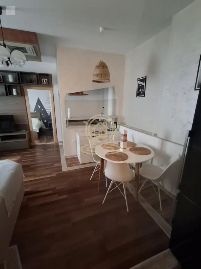 Trosoban stanovi Stari Grad - 1100 evra 