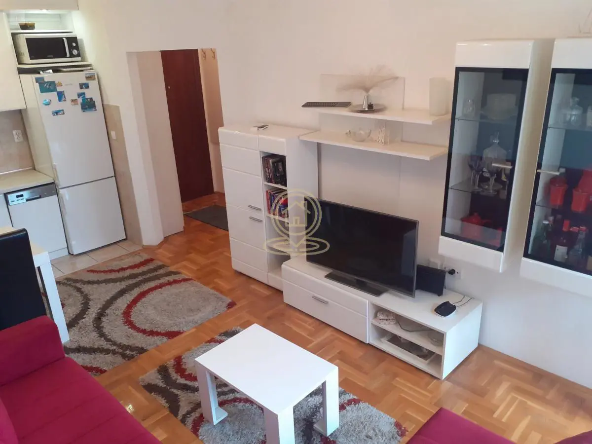 Novi Sad Nova detelinara  novogradnja  uknjizeni Jednoiposoban stanovi 400 evra 