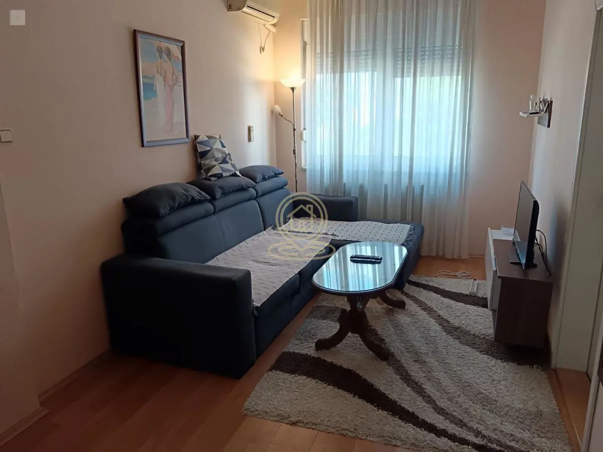 Novi Sad Rotkvarija  uknjizeni Trosoban stanovi 550 evra 