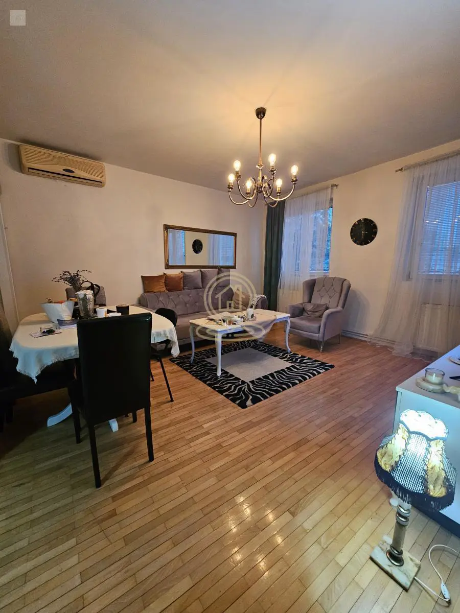 Trosoban stanovi Centar - 550 evra 