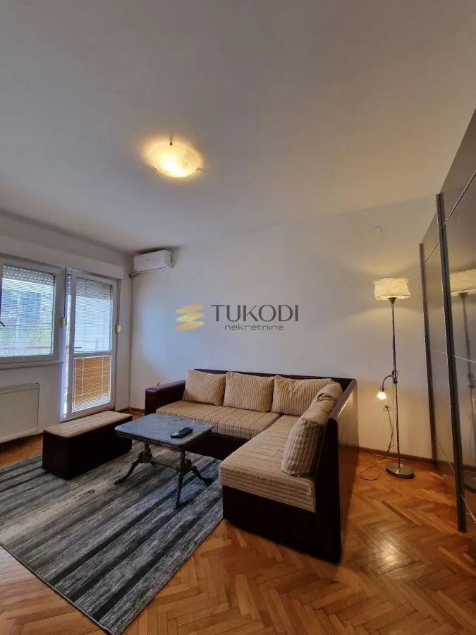 Jednoiposoban stanovi Novi Beograd Sava centar (Blok 19 do 23) 500 evra 