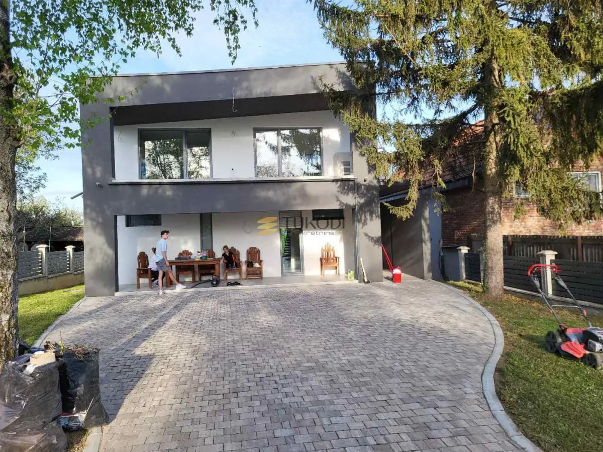  uknjizeni kuće Centar - 550000 evra 