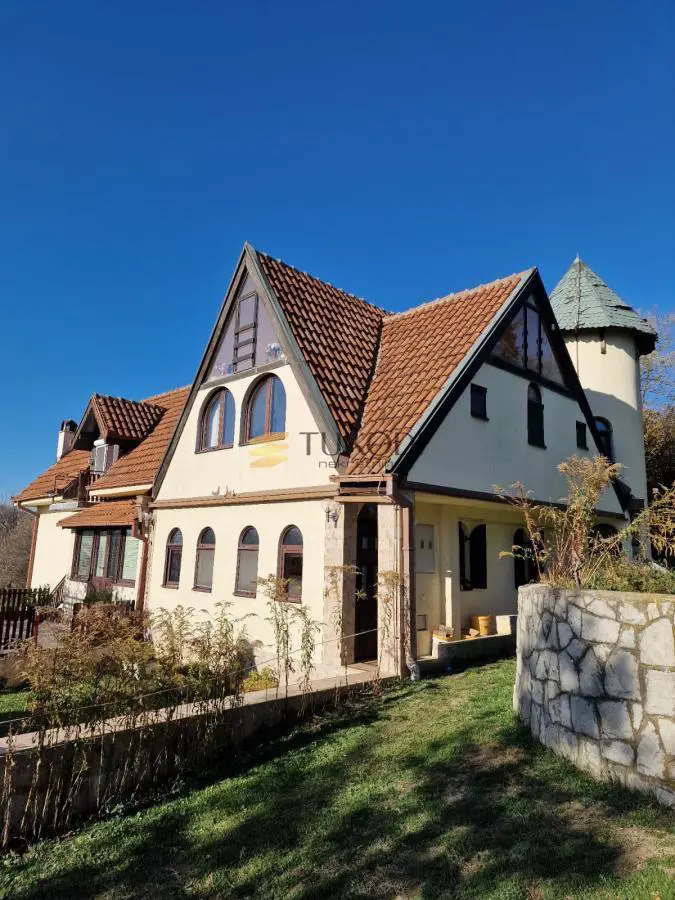  uknjizeni kuće Okolina - 120000 evra 