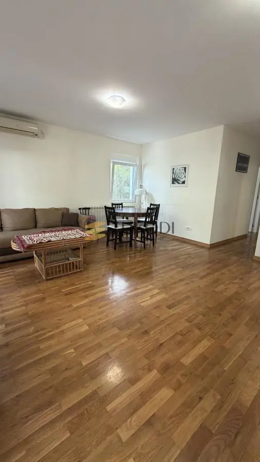 Trosoban stanovi Savski Venac - 900 evra 