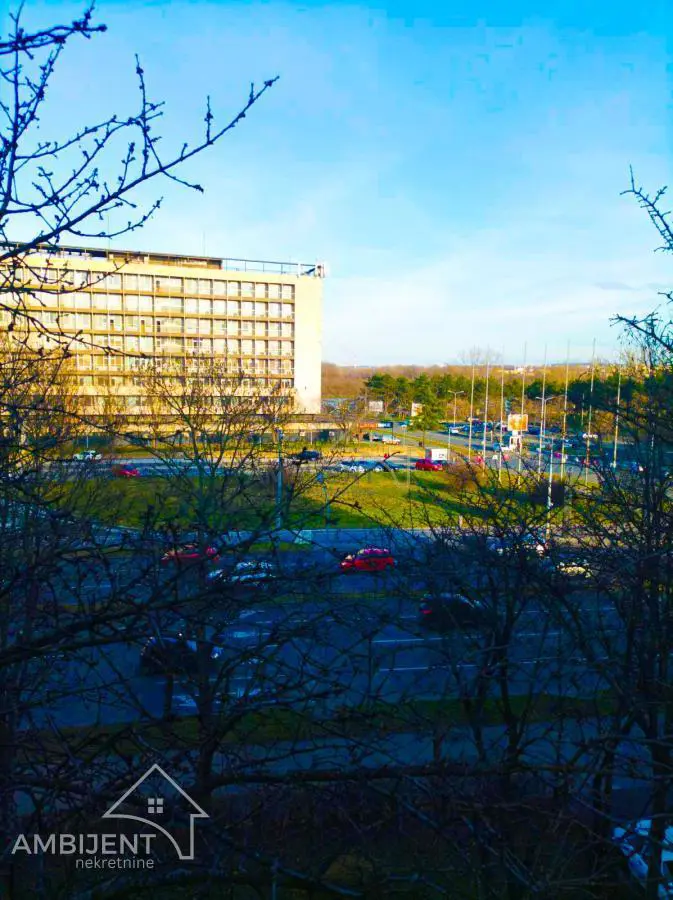  uknjizeni Trosoban stanovi Novi Beograd Hotel Yu i Stari merkator 700 evra 
