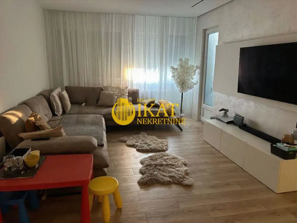 Trosoban stanovi Novi Beograd Hotel Yu i Stari merkator 285000 evra 