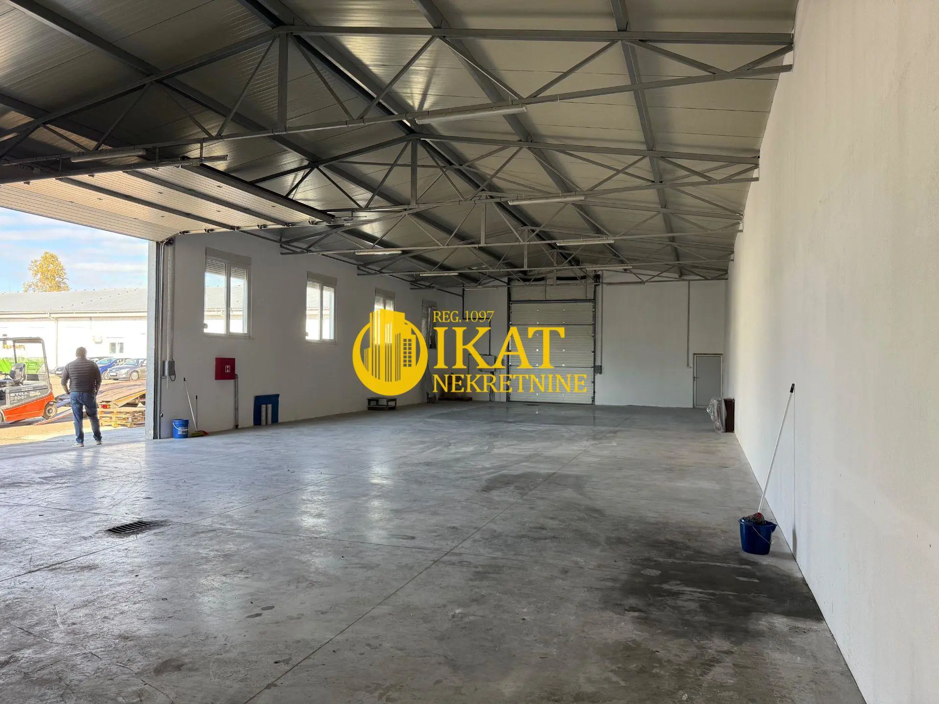 Beograd Zemun hala 2135 evra 