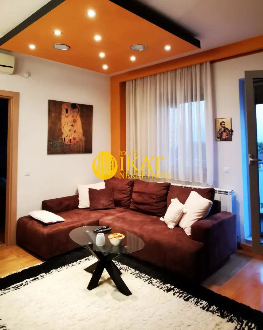 Trosoban stanovi Inđija centar 145000 evra 