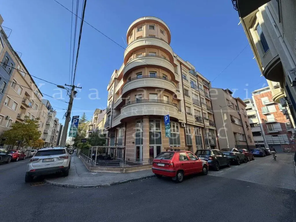 Petosoban stanovi Vračar Hram 922000 evra 