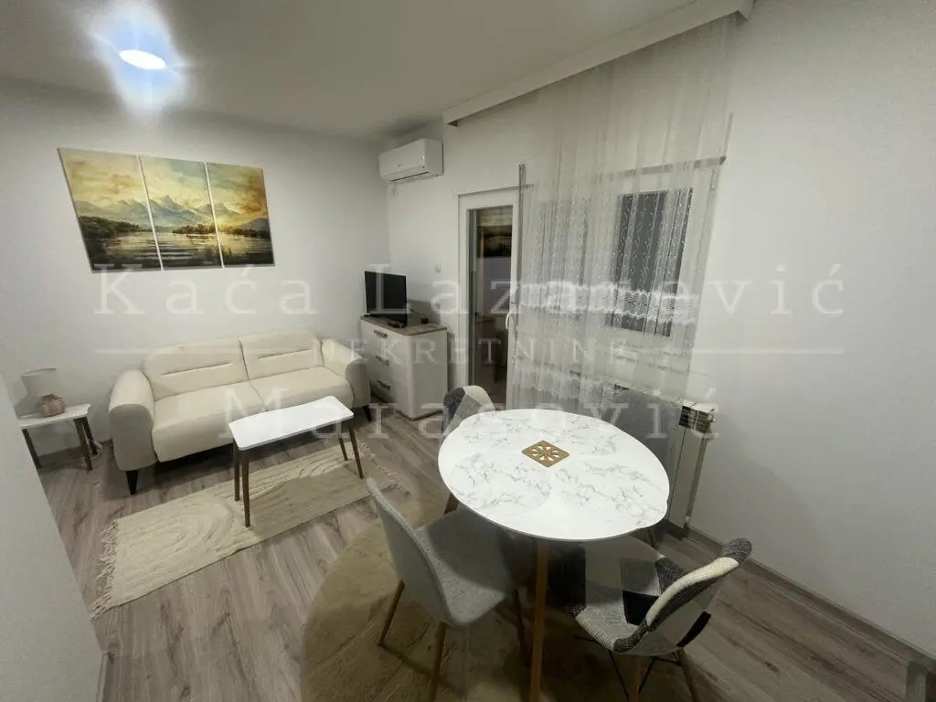 Beograd Voždovac Trosoban stanovi 450 evra 