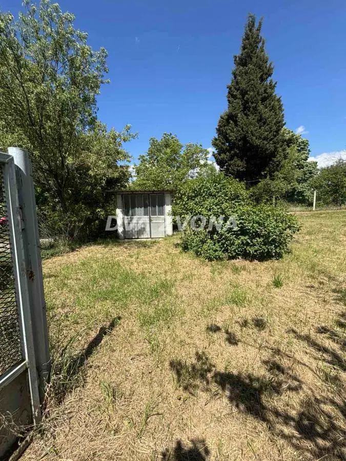 Inđija Okolina  uknjizeni vikendica 82400 evra 