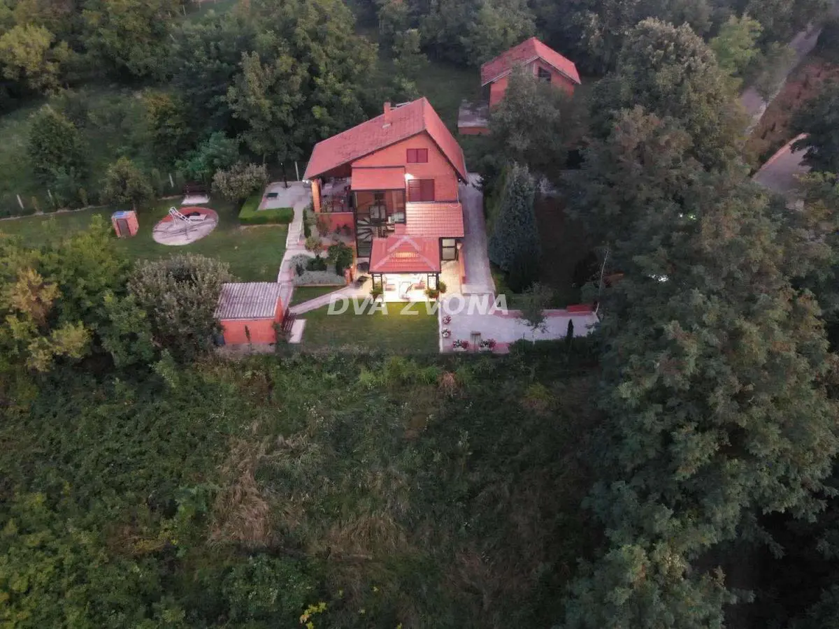  uknjizeni vikendica Sremska kamenica - Popovica - 303850 evra 