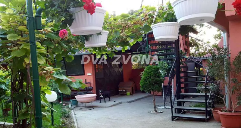  uknjizeni kuće Sremska Kamenica - 391400 evra 