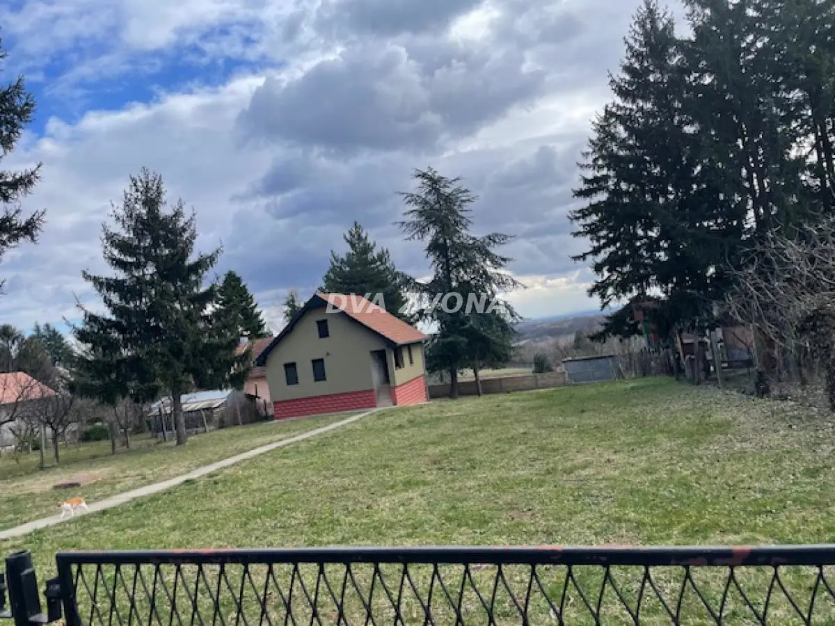  uknjizeni vikendica Okolina - 169950 evra 
