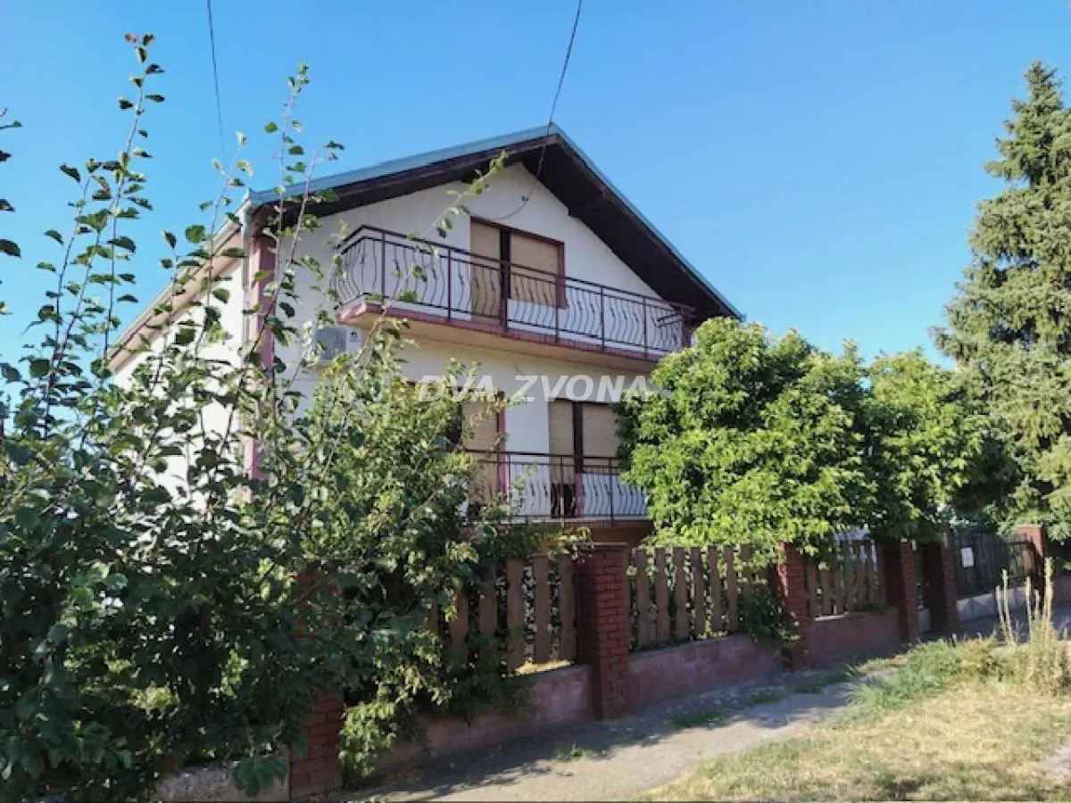  uknjizeni kuće Okolina - 123000 evra 