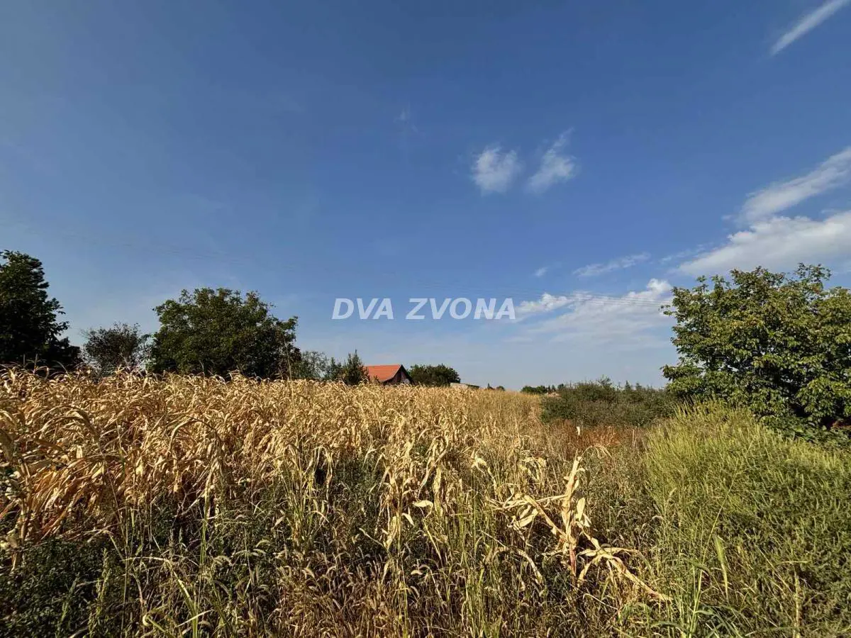  uknjizeni plac Okolina - 26500 evra 