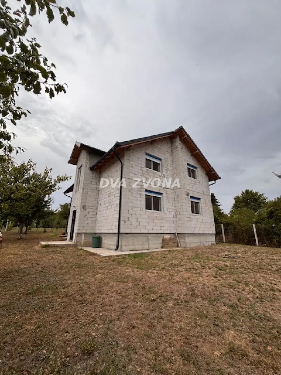 Inđija Okolina  uknjizeni vikendica 200850 evra 